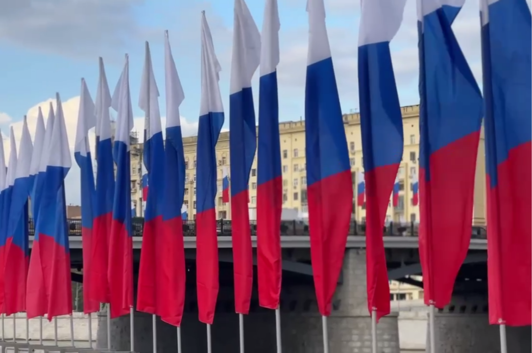    Более 2,2 тысячи флаговых конструкций украсят столицу ко Дню флага РФ