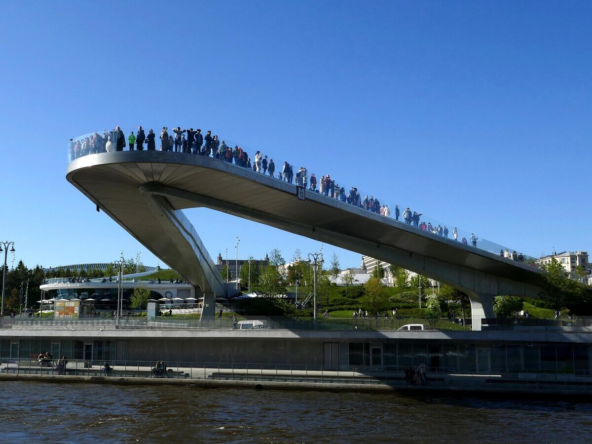    Парящий мост в природно-ландшафтном парке "Зарядье" в Москве© РИА Новости / Алексей Лебедев