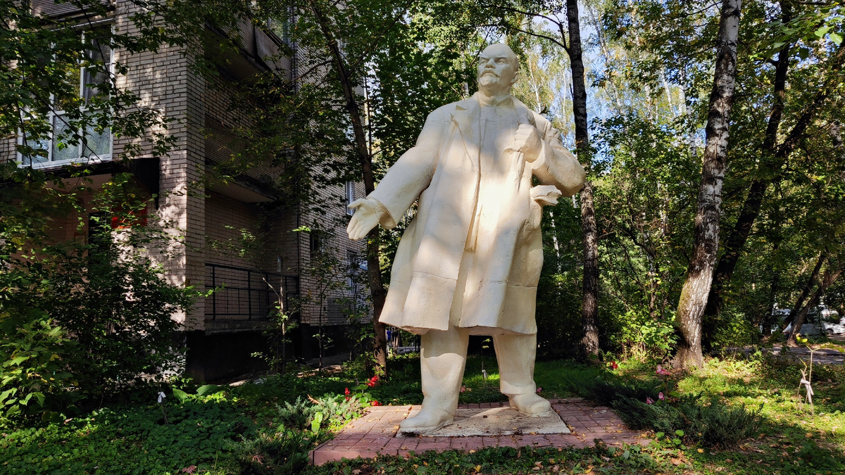 Нынешнее местоположение памятника. Вождь не стареет