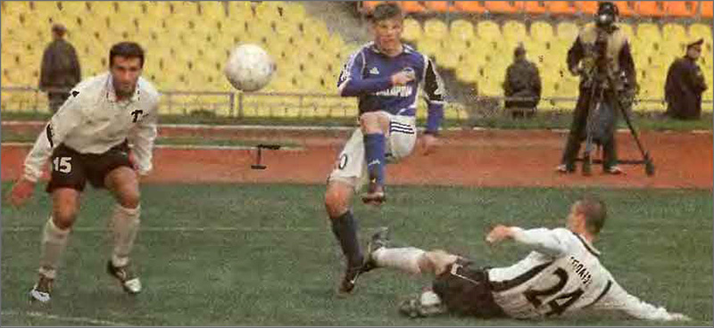 «Торпедо» - «Зенит» (Санкт-Петербург) - 0:4. Слева направо торпедовец Джордже Йокич, зенитовец Андрей Аршавин, торпедовец Андрей Степанов.