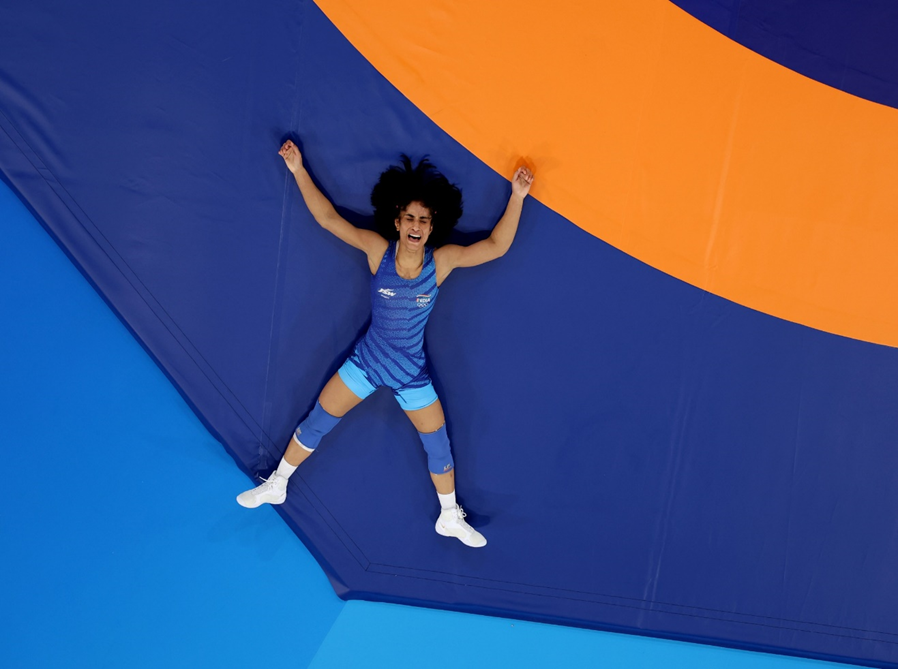 Винеш Фогат из Индии во время женского поединка по фристайлу с Юи Сусаки из Японии, 6 августа 2024 года, Париж, Франция.