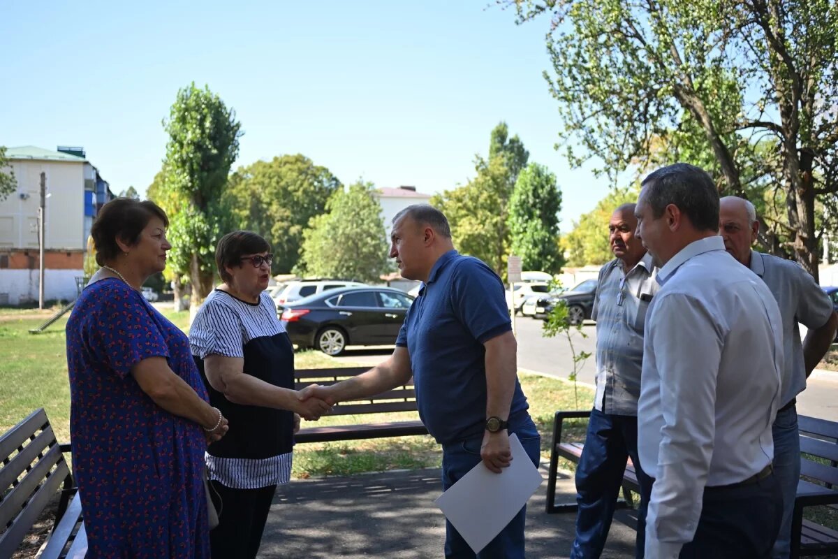    Глава Адыеи ознакомился с итогами благоустройства ряда дворов в Майкопе