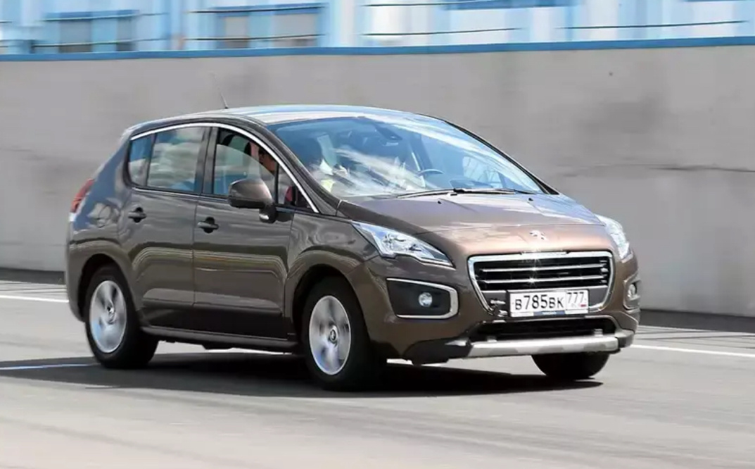 Peugeot 3008 первого поколения продавали до 2016 года. Самым пристойным из гаммы моторов считают дизель DV6C 1.6 – тот, что остался восьмиклапанным и после рестайлинга. А бензиновые надолго вошли в рейтинги самых ненадежных.