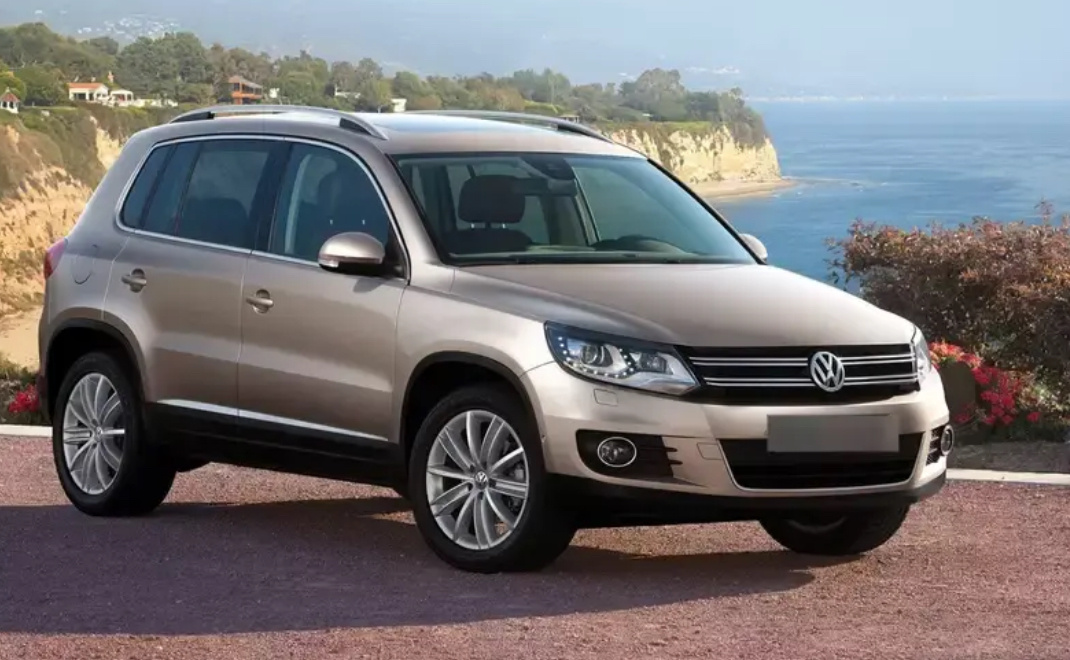 Этот Volkswagen Tiguan продавали до 2017 года. Как и у Peugeot, самым приемлемым мотором считается турбодизель 2.0. Приятный бонус: сочетается он у первого поколения с гидроавтоматом, а не с роботом.