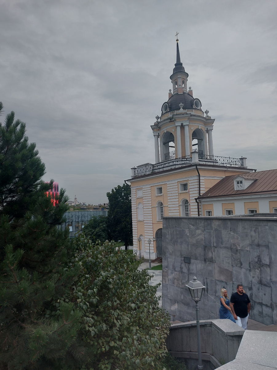 Вид на собор Знаменского монастыря в парке "Зарядье". 