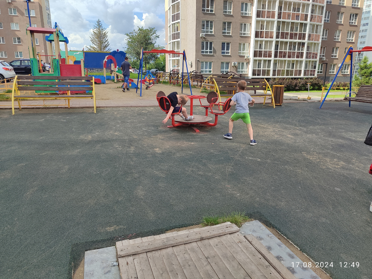 Паша и Вадим. Дети, которые пока что не знают своих прав. Их просто на карусели укатало