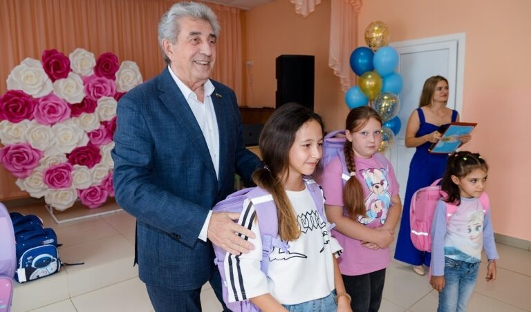    Сергей Грачев и Татьяна Еременко вручили 20 рюкзаков ребятам из Оренбургского района Кристина Просвиркина