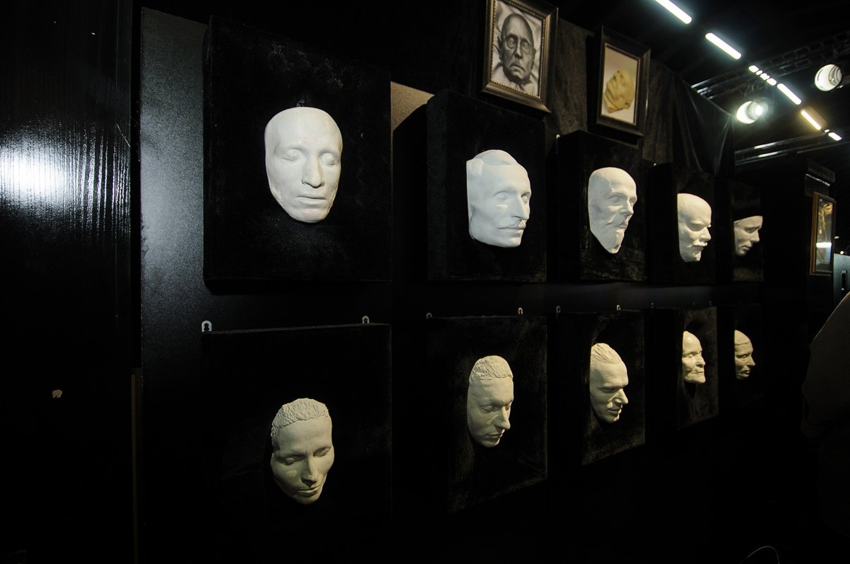 Инсталляция с посмертными масками. Фото: Официальная группа музея ВКонтакте. Автор: Дмитрий Евсиков