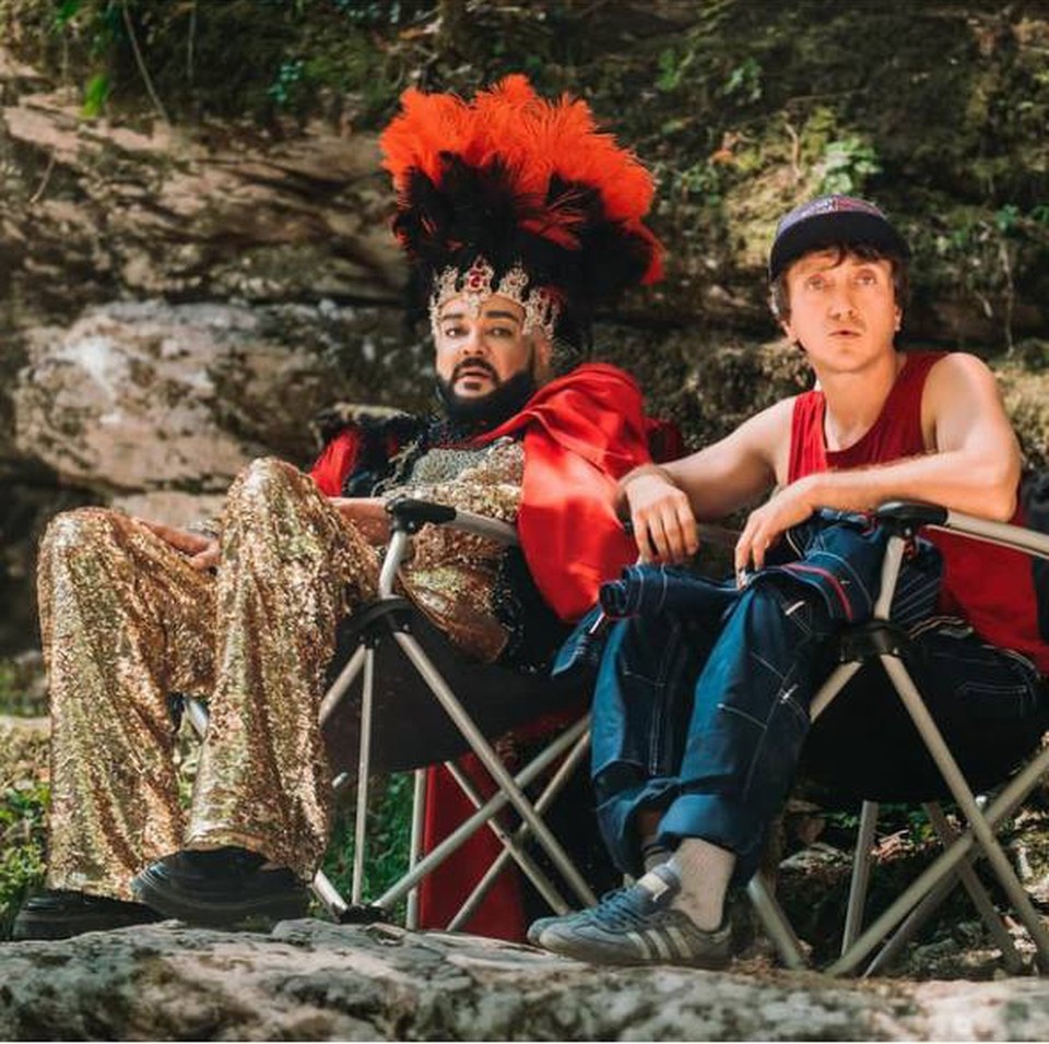    Филипп Киркоров в перьях и стразах - в своем привычном образе Личная страница героя публикации в соцсети