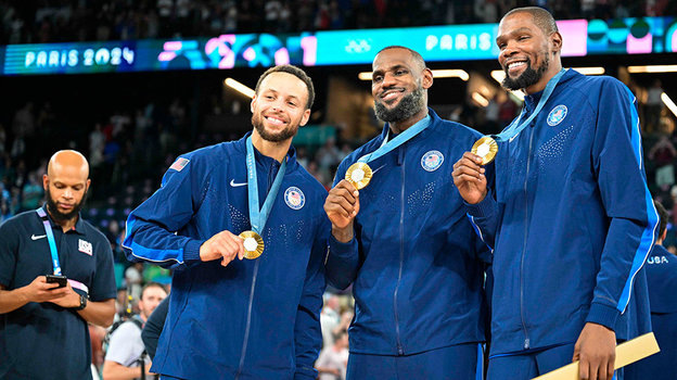    Стеф Карри, Леброн Джеймс и Кевин Дюрант с золотыми медалями Олимпиады в Париже. AFP