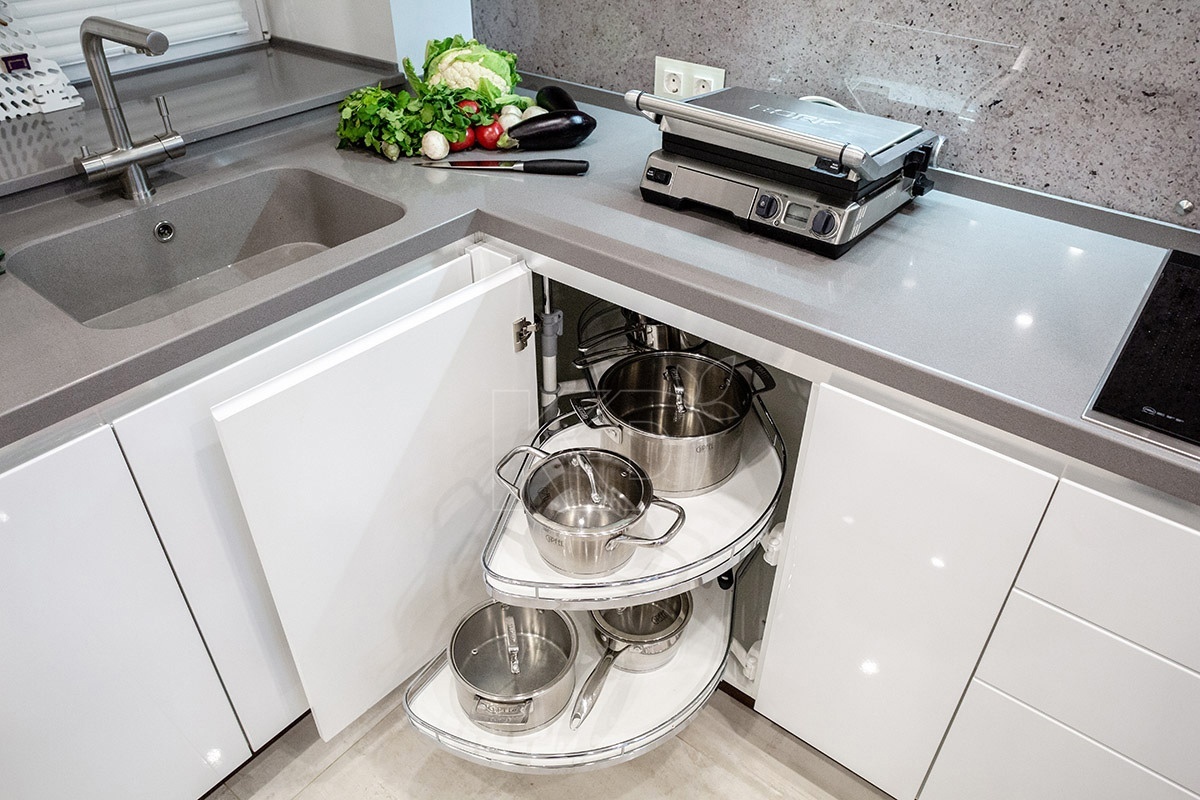 Волшебный уголок превращает «мёртвую» угловую зону нижнего яруса кухни в функциональное пространство