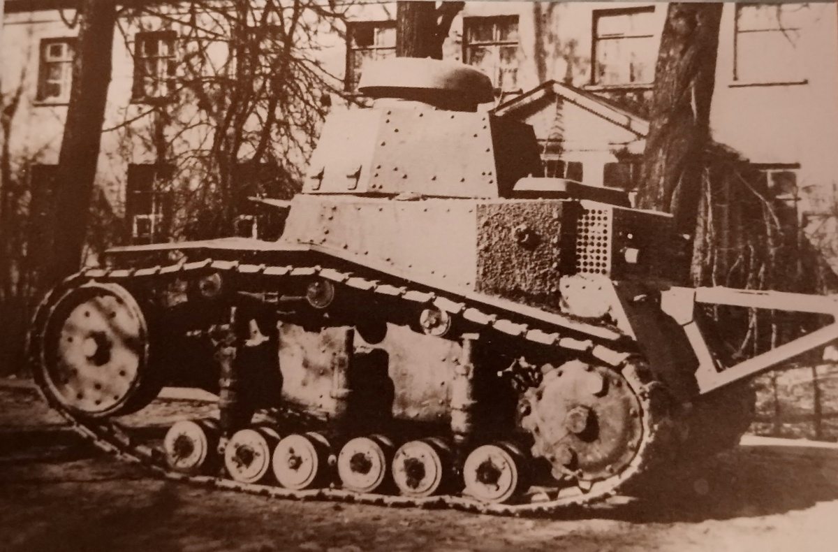 Опытный легкий танк Т-16 во дворе завода "Большевик". 1927 год