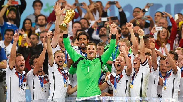    Мануэль Нойер поднимает кубок чемпионов мира в 2014 году. AFP