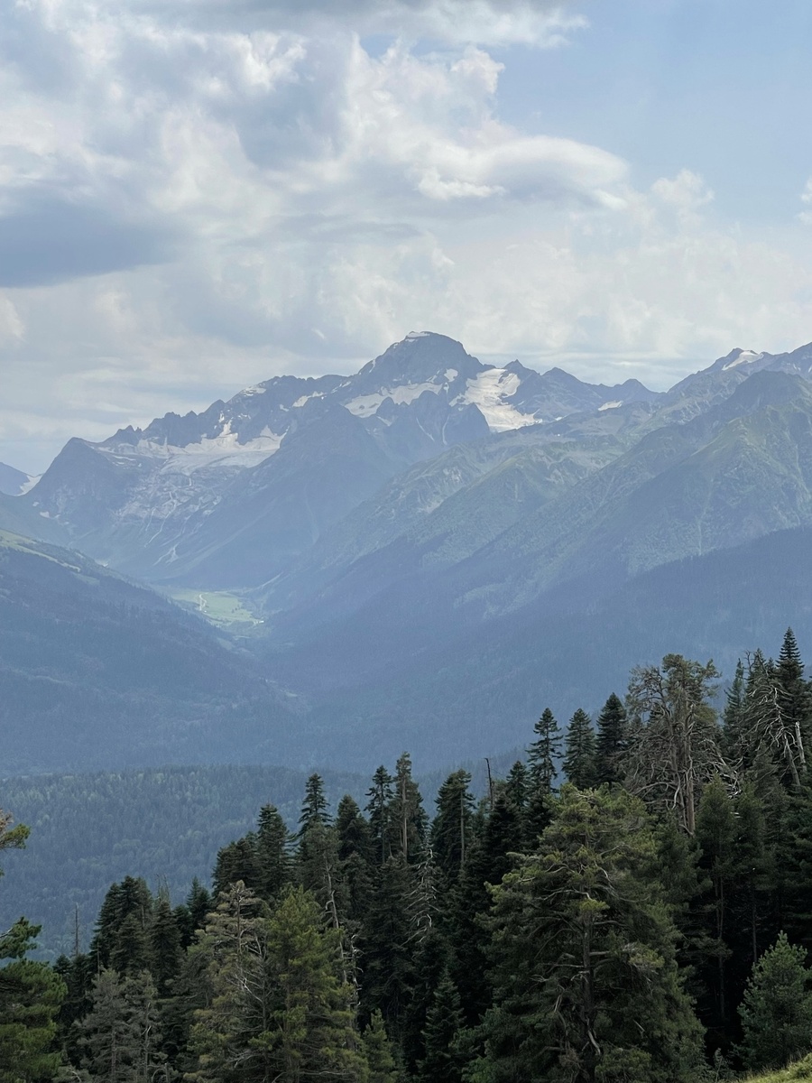 Вид с Южного склона посёлка Романтик.