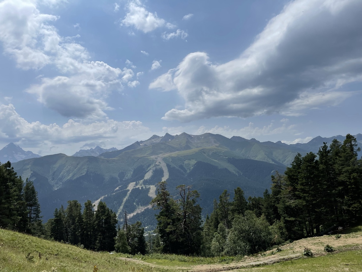 Вдали горнолыжные трассы. Пока без снега. 