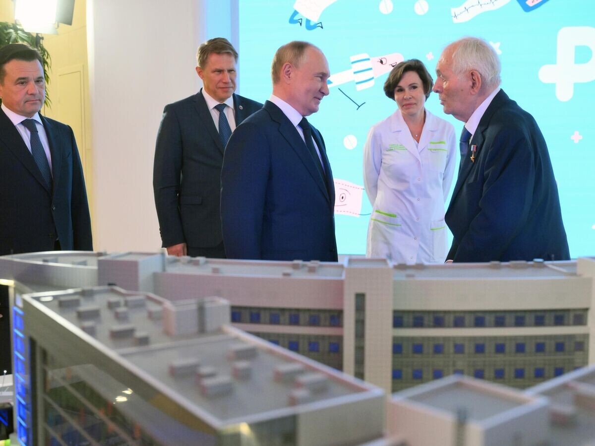    Президент РФ Владимир Путин и президент Национальной медицинской палаты Леонид Рошаль в новом Детском клиническом центре им. Леонида Рошаля в Красногорске© РИА Новости / Илья Питалев