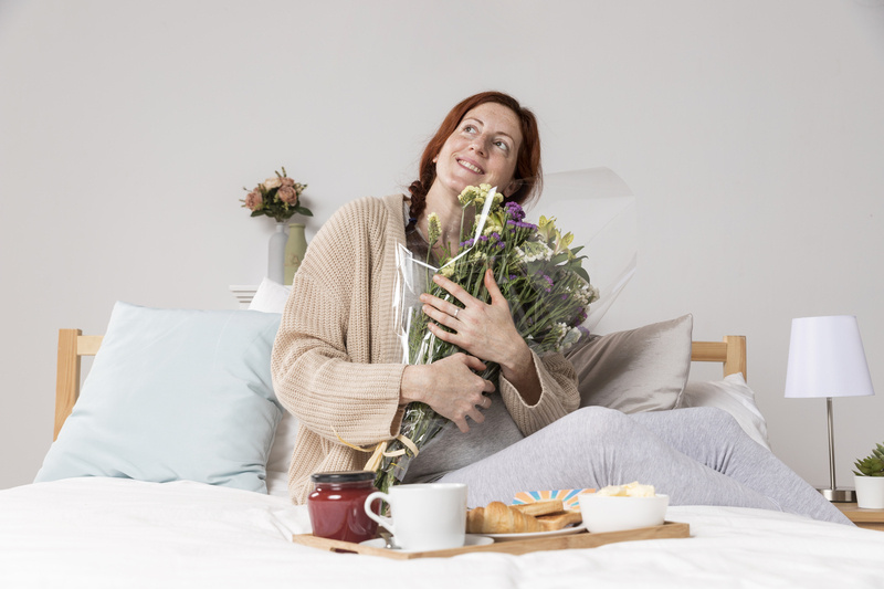 Как приятно получить любимые цветы прямо в постель!
