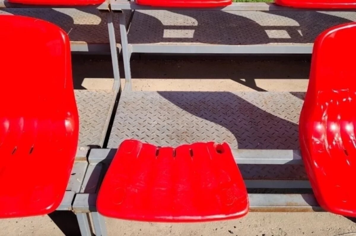    В Бежецке вандалы сломали кресла и порвали сетки на школьном стадионе