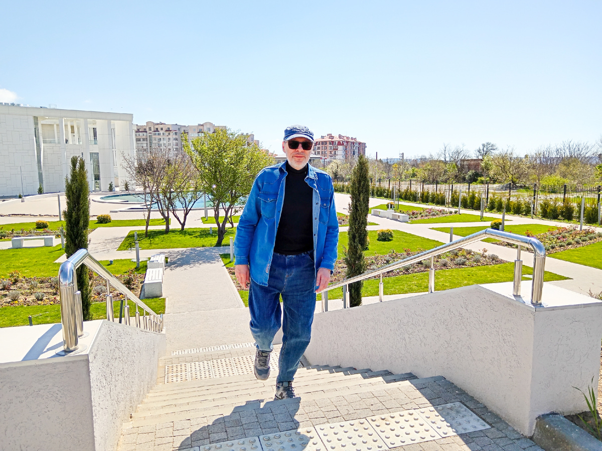 Михаил Лекс, автор рассказа, рядом с новым деловым центром «Геленджик Арена»