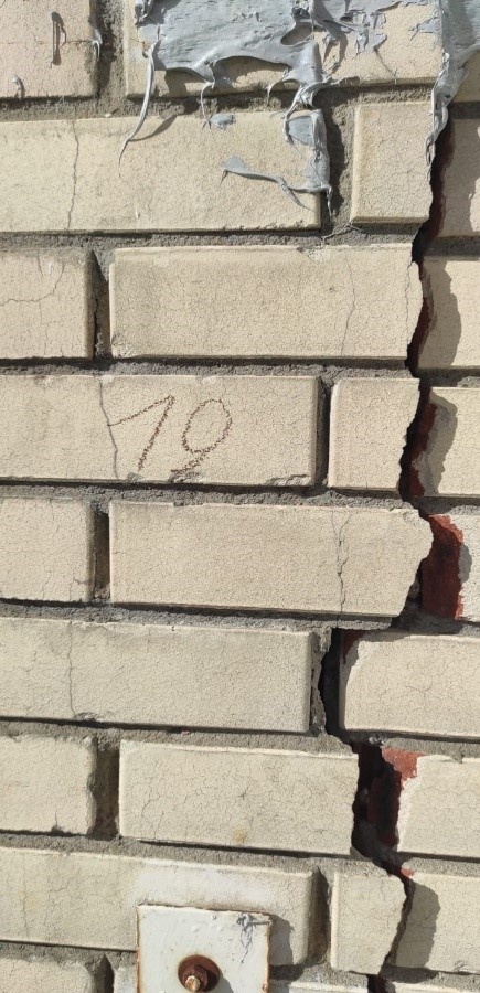 Трещина на фасаде дома 20 по Коломяжскому пр.