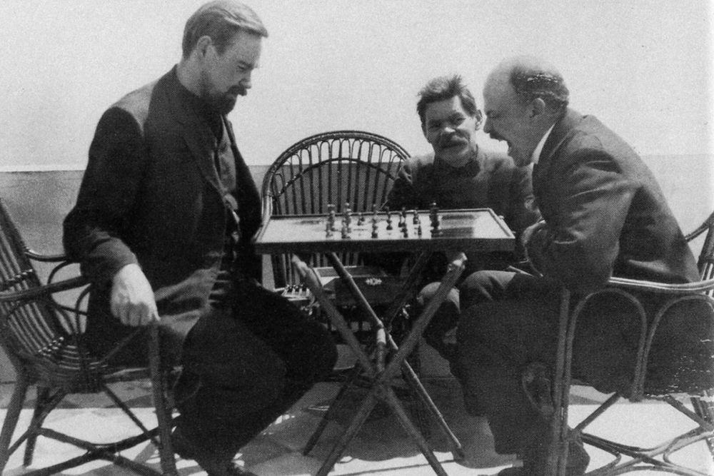 Богданов играет в шахматы с Лениным, во время визита к Горькому на Капри