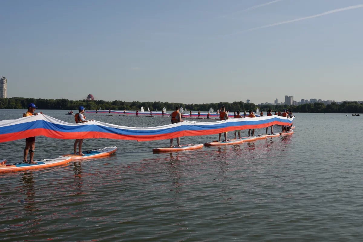    Киселева и Зайцева развернули 150-метровый флаг России в Строгинской пойме