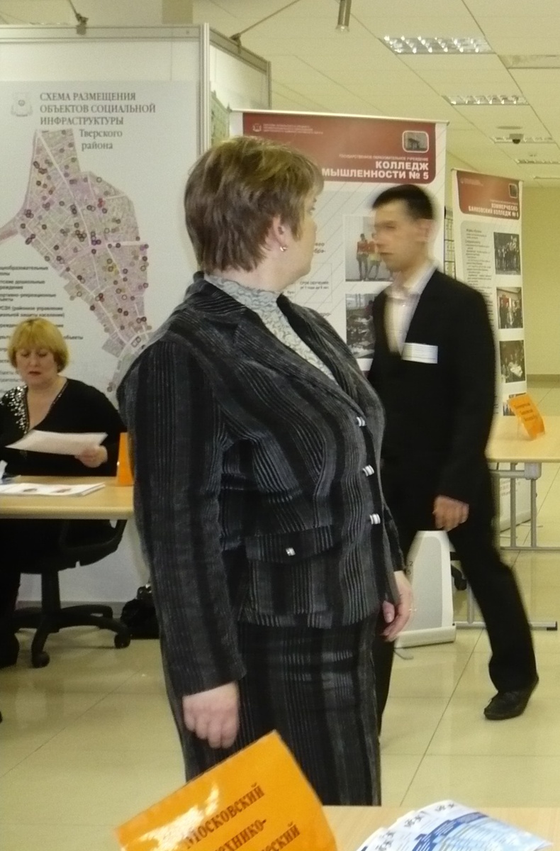 Вот тут я в этом самосшитом костюмчике на выставке профобразования - с коллегой представляли наш колледж.