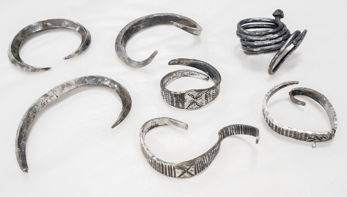 Семь серебряных украшений, относящихся к эпохе викингов