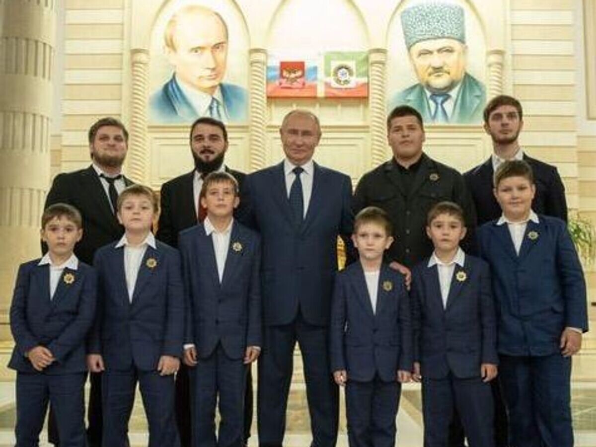    Сын главы Чечни Рамзана Кадырова, 16-летний Адам, опубликовал фотографию с президентом России Владимиром Путиным во время его визита в республику© Фото : Dustum Kadyrov