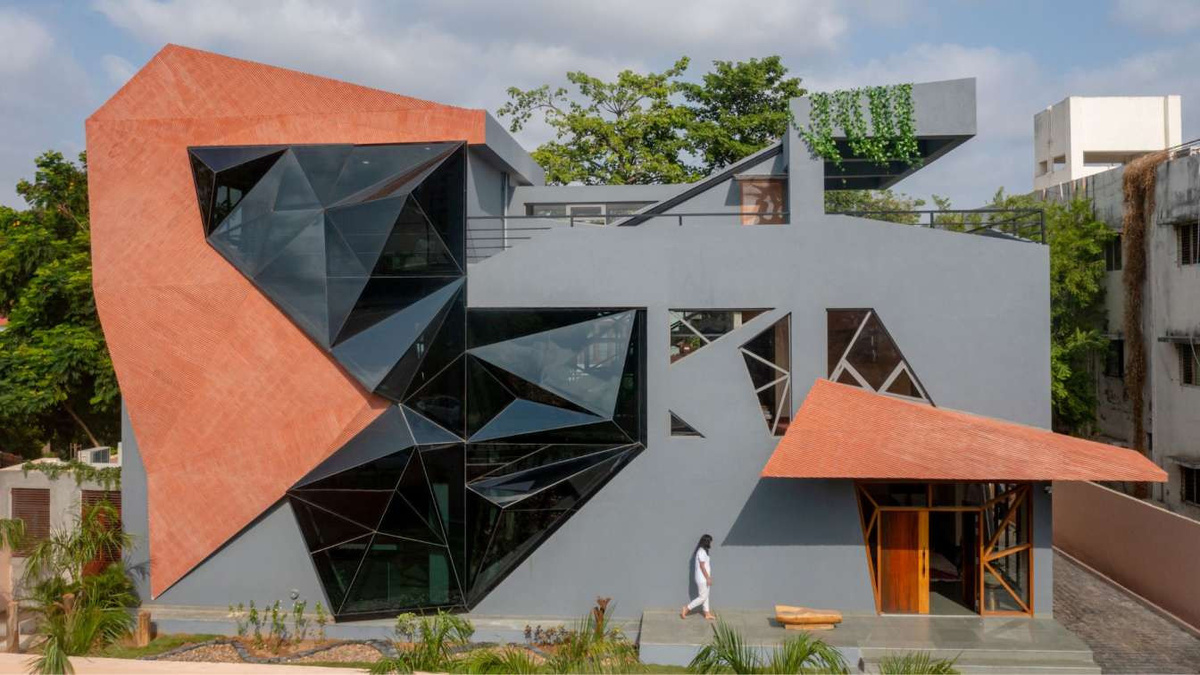 Источник изображения - https://amazingarchitecture.com/storage/8099/responsive-images/01-house-of-dynamic-sunlight-hsc-designs___media_library_original_1344_756.jpg