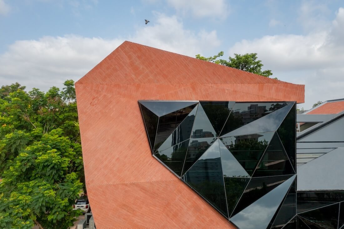 Источник изображения - https://amazingarchitecture.com/storage/files/1742/architecture-projects/hsc-designs/house-of-dynamic-sunlight/house-of-dynamic-sunlight-hsc-designs-2.jpg
