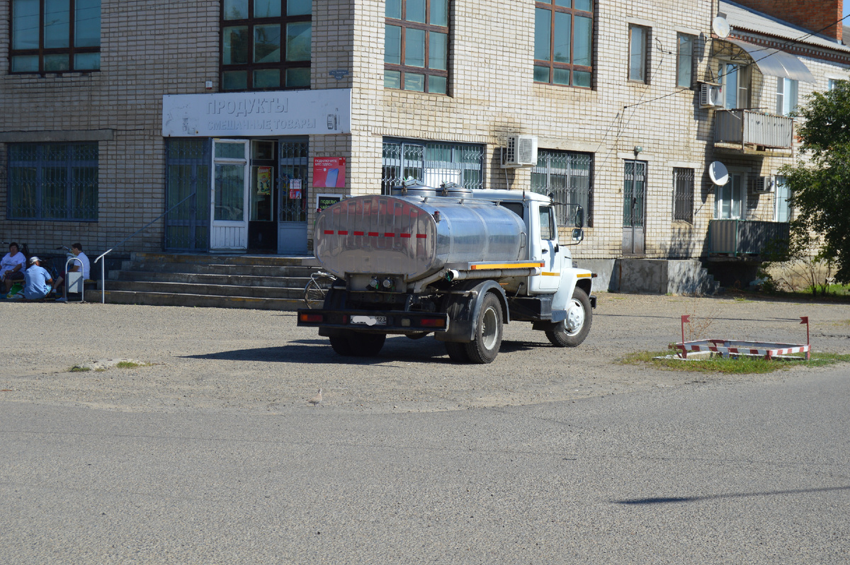 Фото автора Август.2024. Станица. Жизнь сельская. Пейте дети молоко, будете здоровы.