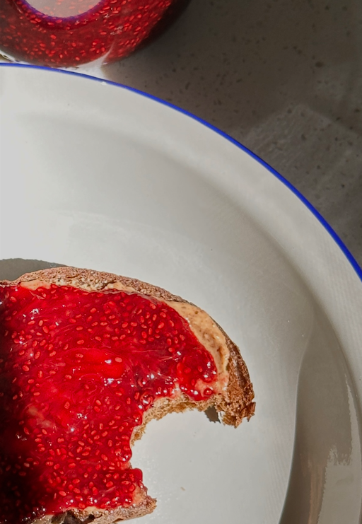 Можно намазывать на тосты, добавлять к йогурту, творогу, каше, блинчикам или сырникам