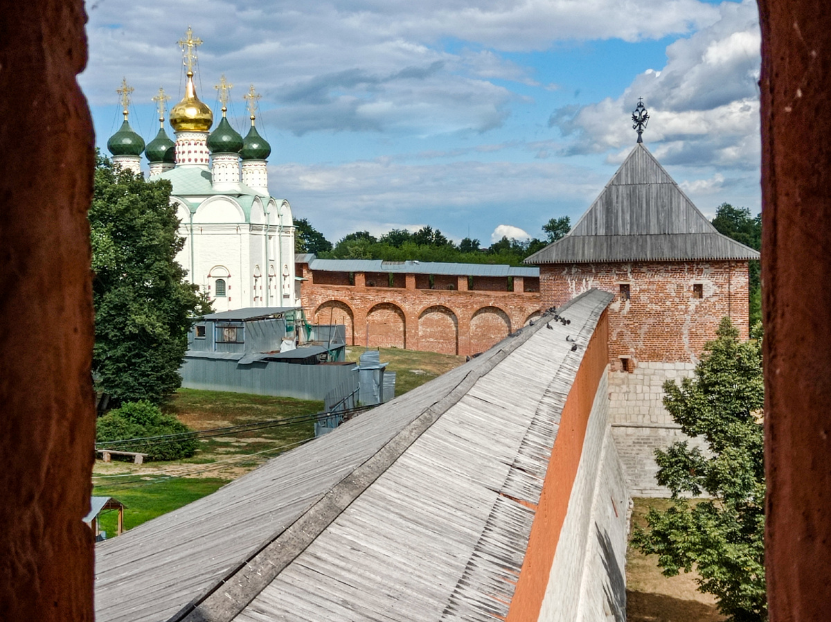 Вид через бойницу кремля на Кабацкую башню и Никольский собор