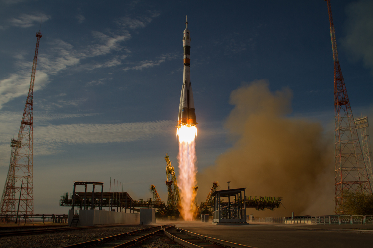 https://commons.wikimedia.org/wiki/File:Soyuz_TMA-06M_rocket_launches_from_Baikonur_3.jpg