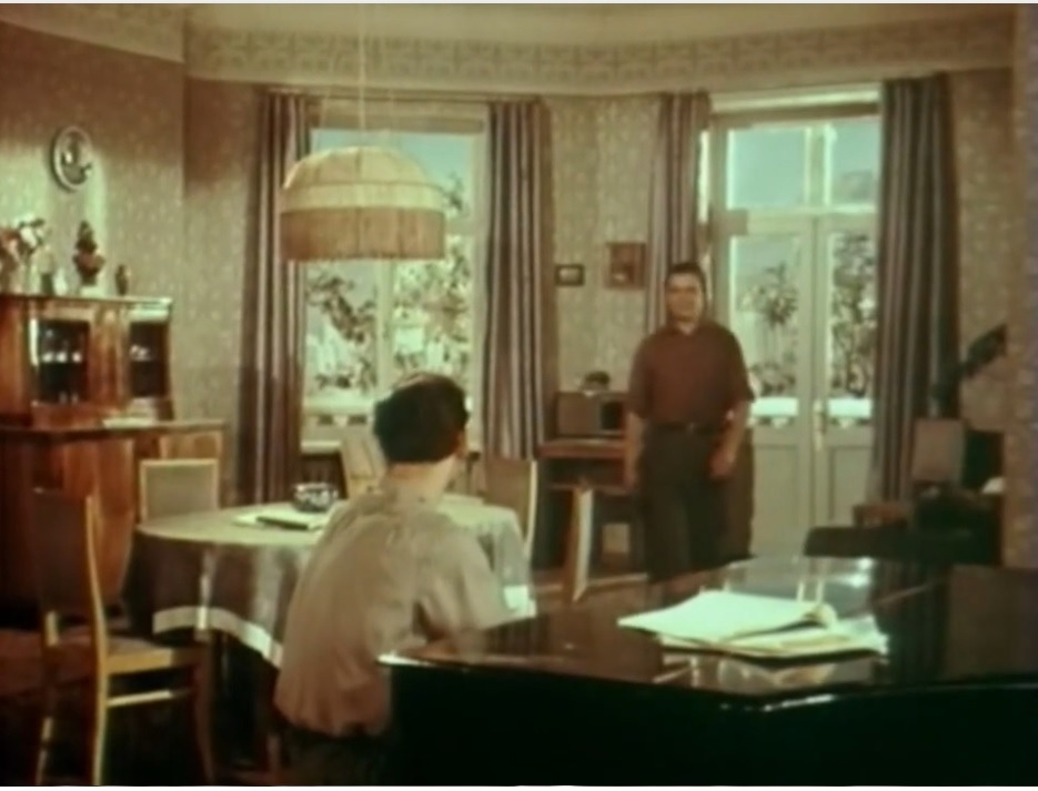 Кабинетный рояль - это про высокие культурные запросы советской молодёжи. И рост благосостояния, конечно. Скриншот.