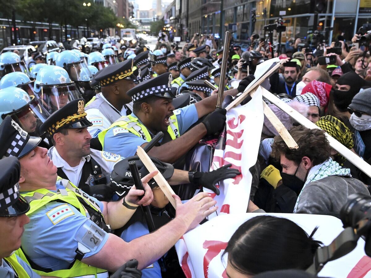    Столкновения демонстрантов с полицией возле консульства Израиля во время Национального съезда Демократической партии в Чикаго© AP Photo / Noah Berger