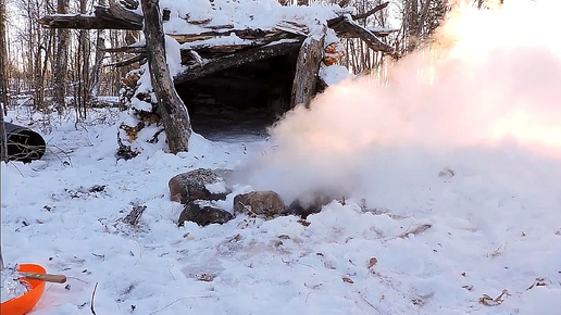 Построил убежище в лесу в лютый мороз из повальных деревьев и остался с ночёвкой