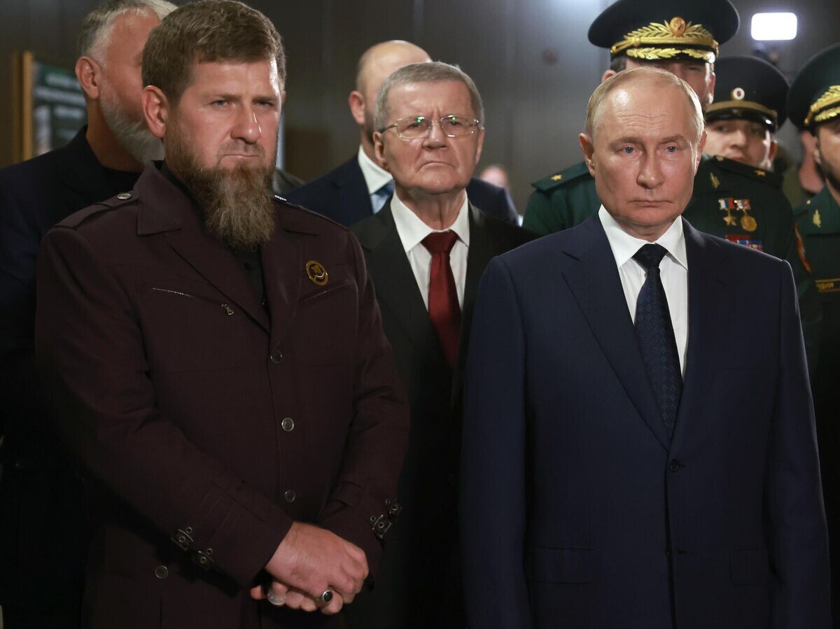    Президент РФ Владимир Путин, полномочный представитель президента РФ в Северо-Кавказском федеральном округе Юрий Чайка и глава Чеченской Республики Рамзан Кадыров во время посещения Российского университета спецназа имени В.В. Путина в Чеченской Республике© РИА Новости / POOL