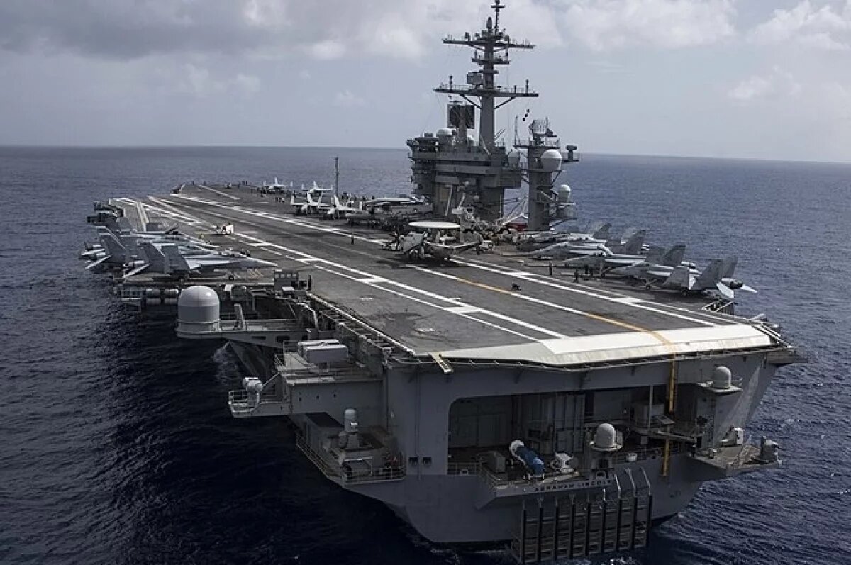    CENTCOM: американский Abraham Lincoln прибыл на Ближний Восток