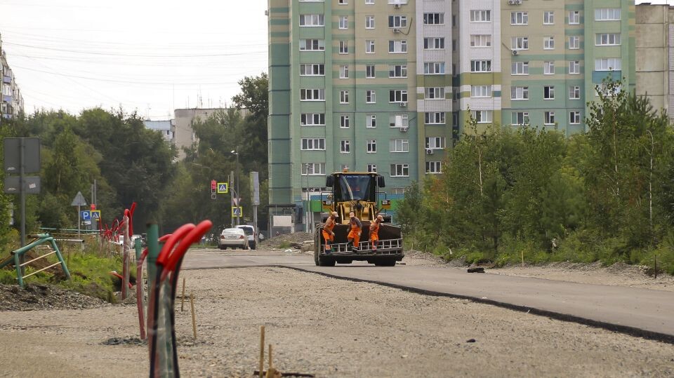 Улица 280-летия Барнаула: как в жилом массиве строят "праздничную" дорогу. Фото 