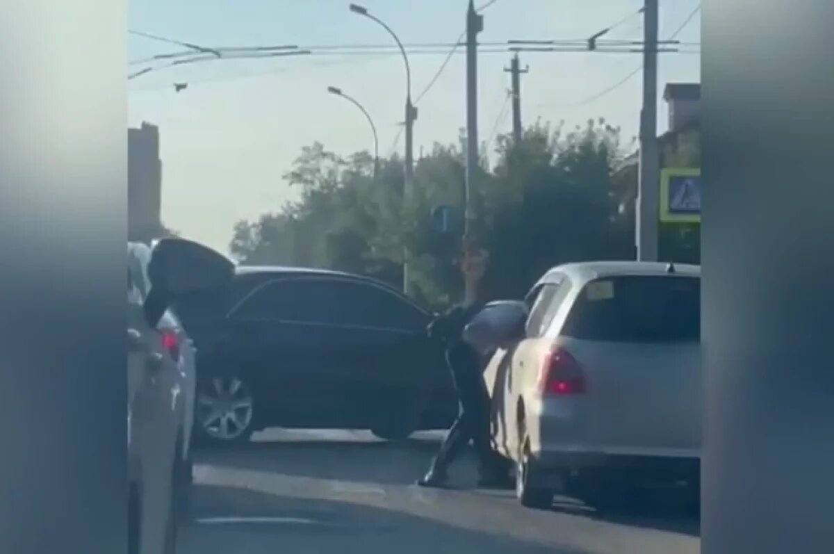    В Новосибирске у водителя во время спора на дороге украли видеорегистратор