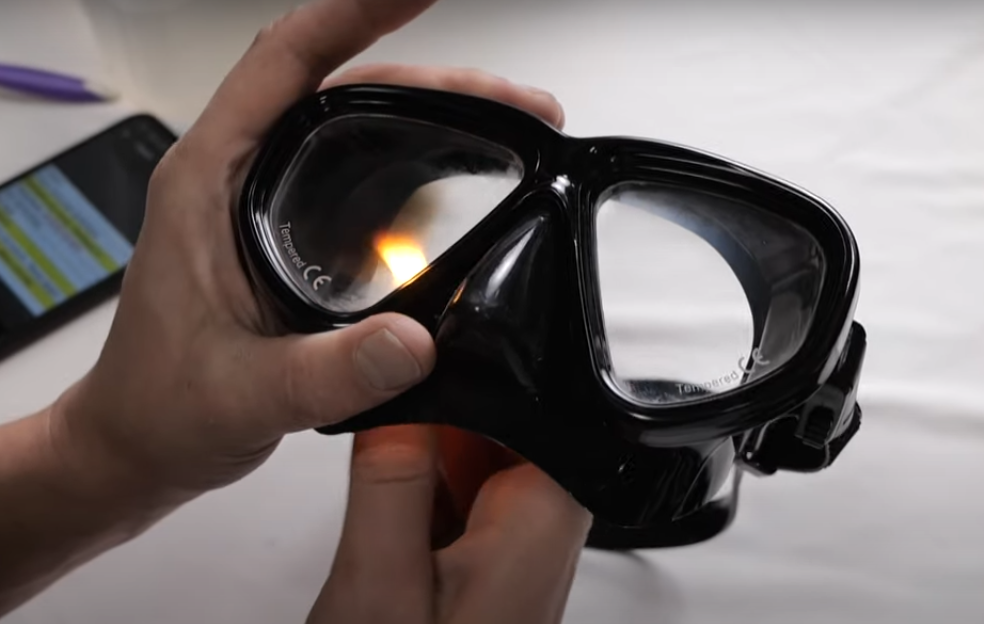 Делается это совсем не сложно. Мы просто берем зажигалку и просто обжигаем внутреннюю часть стекла. Вот таким вот образом:

Видите, она у нас начинает сразу запотевать. Мы как раз-таки должны от вот этого запотевания с помощью пламени зажигалки избавиться.