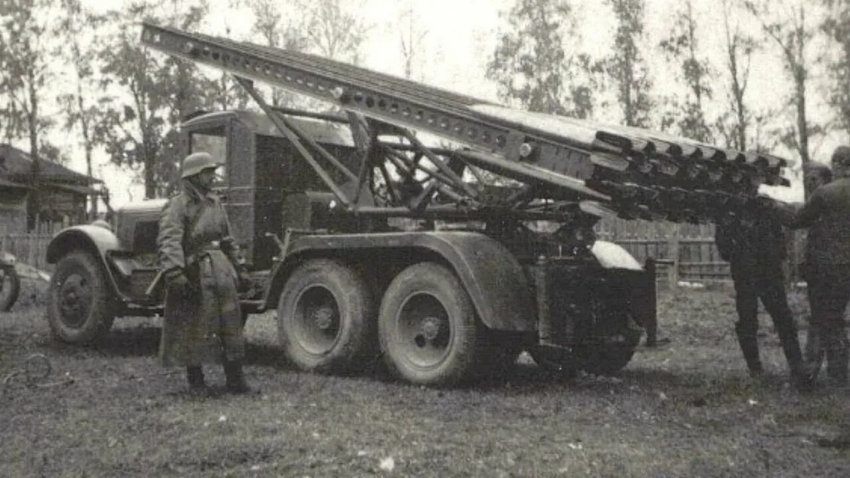 Немцы с захваченной "Катюшей"