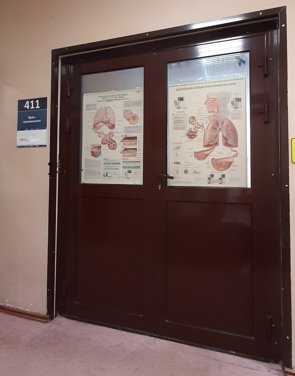 Сидим в ожидании, изучаем плакаты