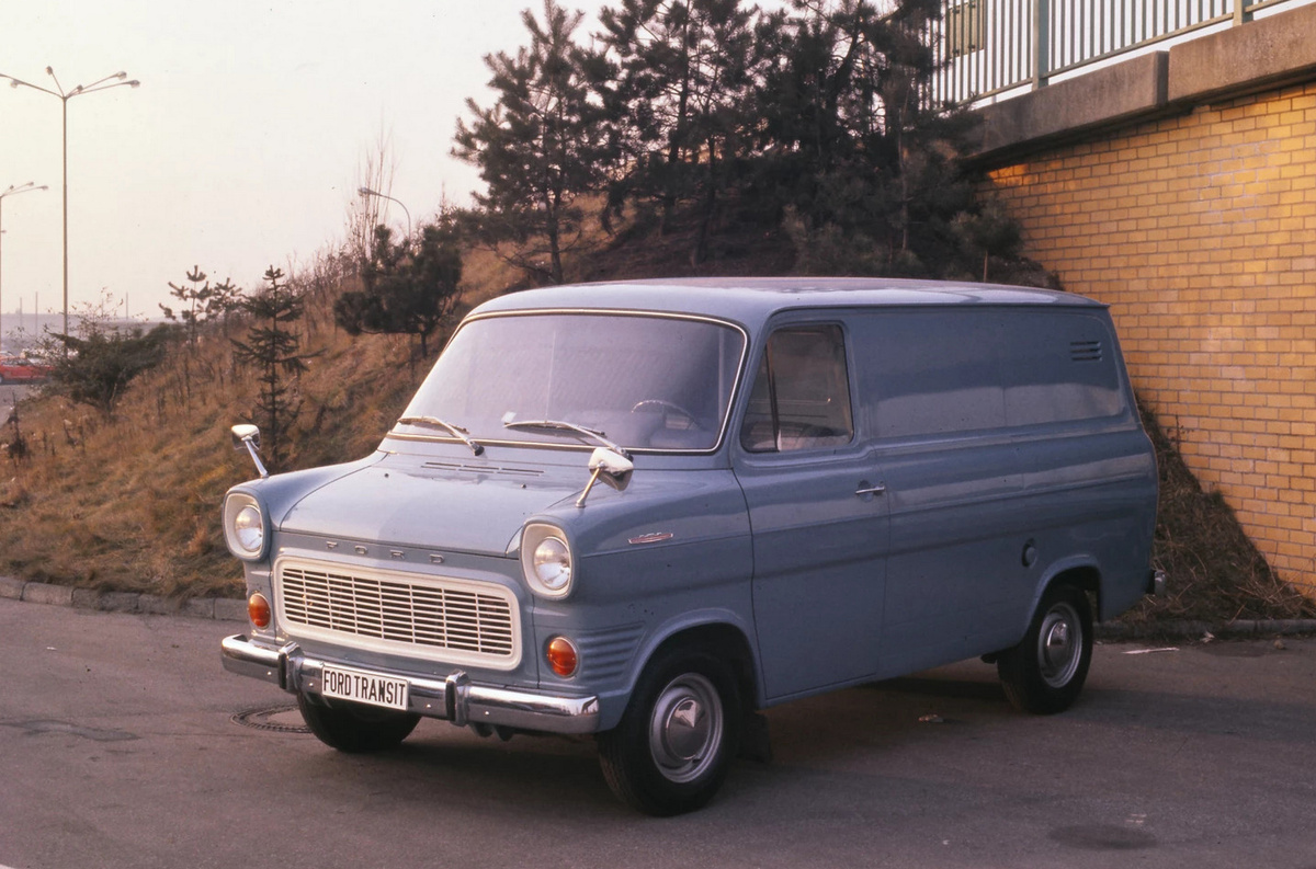    Ford Transit первого поколения оснащался бензиновыми V-образными «четвёрками» объёмом 1,3-2,0 литра или дизельными рядными «четвёрками» объёмом 1,8 и 2,4 литра. Кроме того, мелкими сериями для полиции и скорой помощи собирали машины с двигателем V6 3.0   
Ford Motor Company