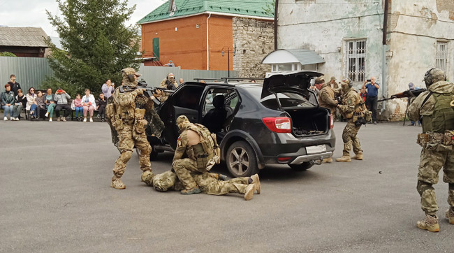 Показательное выступление пермской группы «Бастион» во дворе многофункционального молодёжного центра «КРЫЛЬЯ»