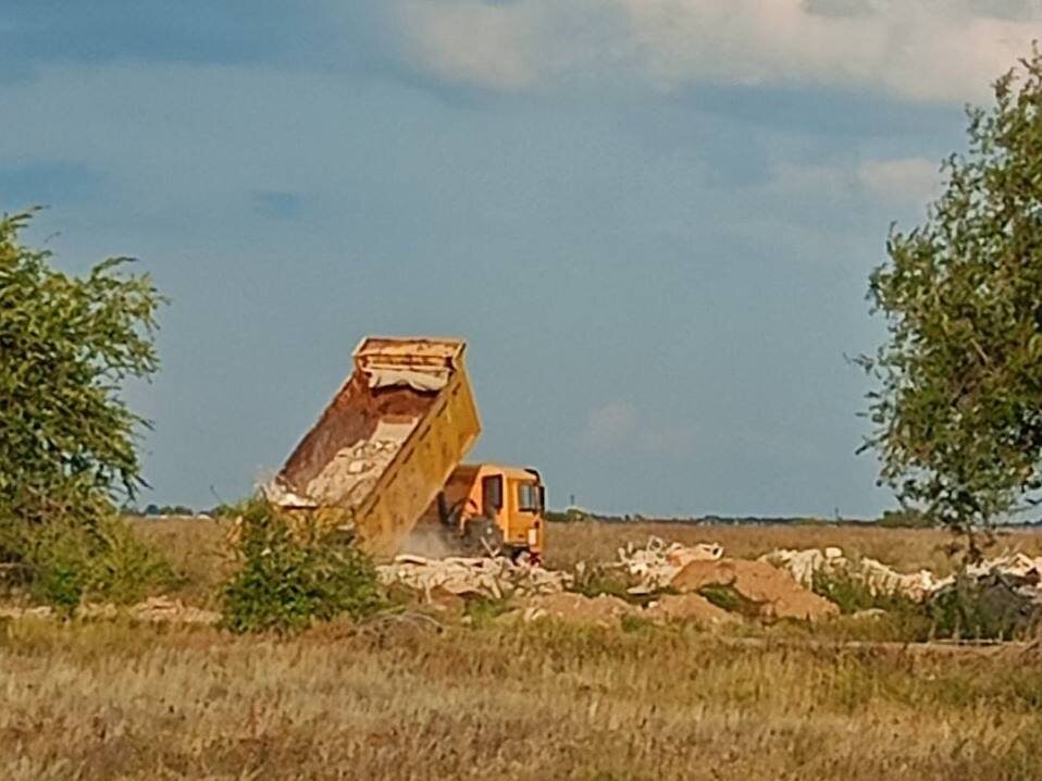    Под Оренбургом растет новая несанкционированная свалка. Отходы туда свозят грузовиками