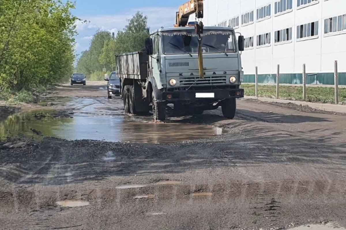    В Надыме состояние дороги к поликлинике вызывает недовольство жителей