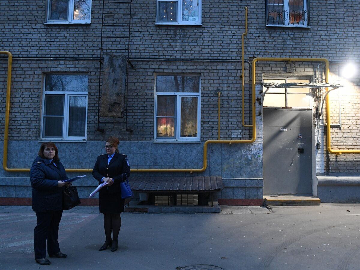    Сотрудницы Мосжилинспекции во время рейда в квартиру в Москве© РИА Новости / Валерий Мельников